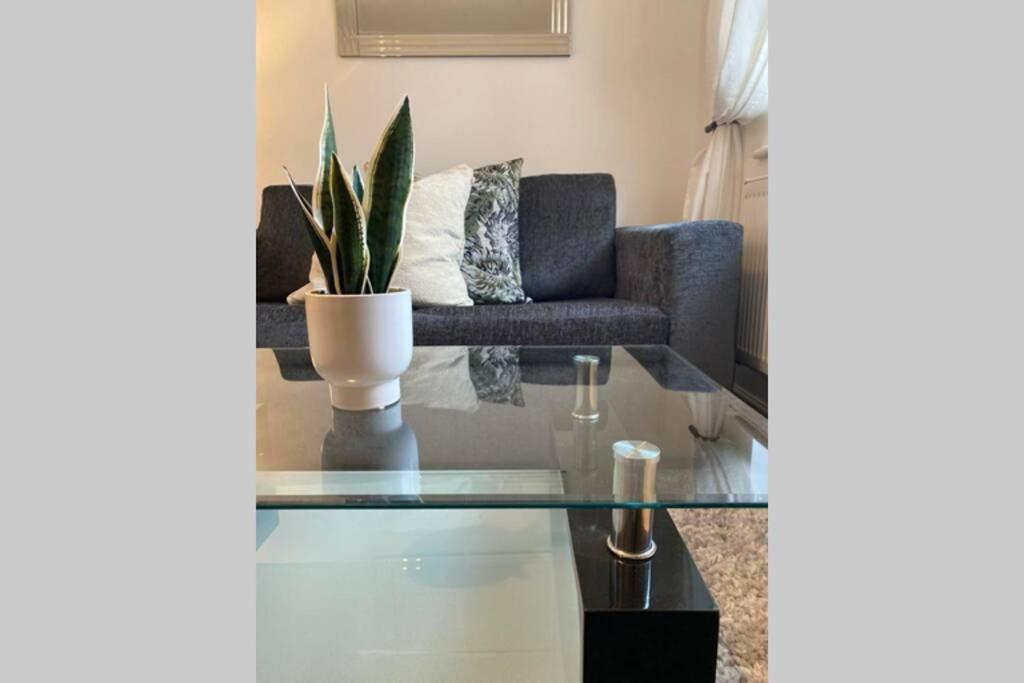 Alicia Newport By Mia Living 2 Bedroom Apartment With Dedicated Parking Extérieur photo
